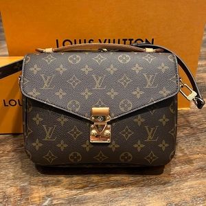 Authentic Louis Vuitton Pochette Metis Crossbody Monogram Like New!